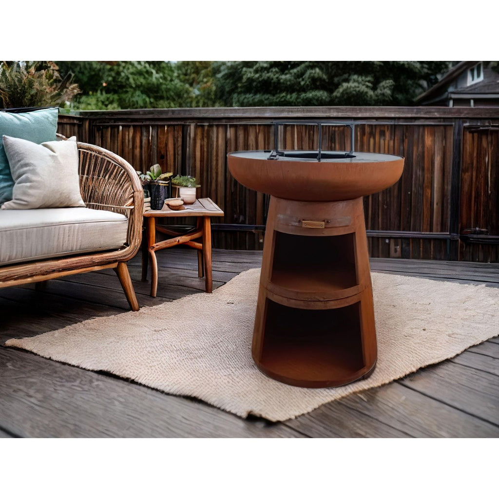 Round grill with round steel griddle and grate