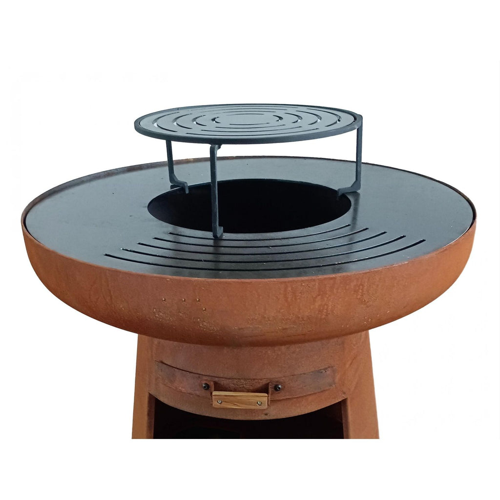 Round grill with round steel griddle and grate