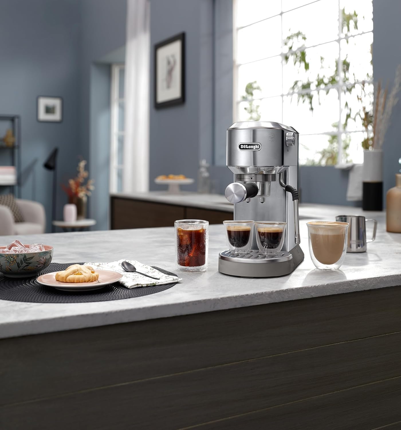 De'Longhi Dedica – Stainless Steel Pump Espresso Coffee Machine for Ground Coffee or Pods, Espresso and Cappuccino, 1.3 L Tank, Anti-Drip System, Model EC685.M, Metallic Colour